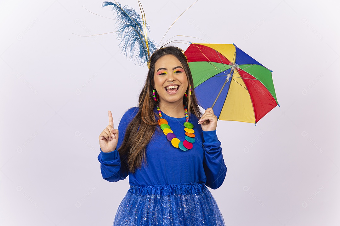 Linda jovem mulher com fantasia de carnaval