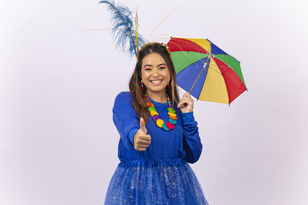 Linda jovem mulher com fantasia de carnaval