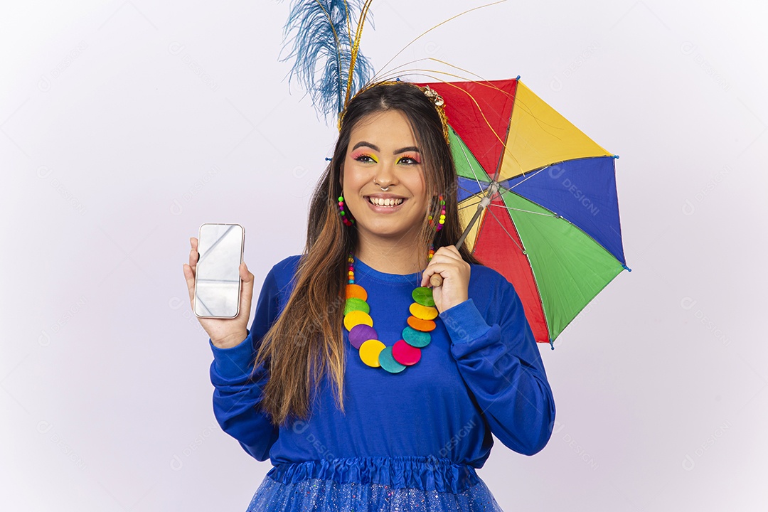 Linda jovem mulher com fantasia de carnaval  segurando celular.