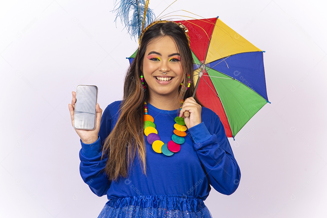 Linda jovem mulher com fantasia de carnaval  fundo branco.