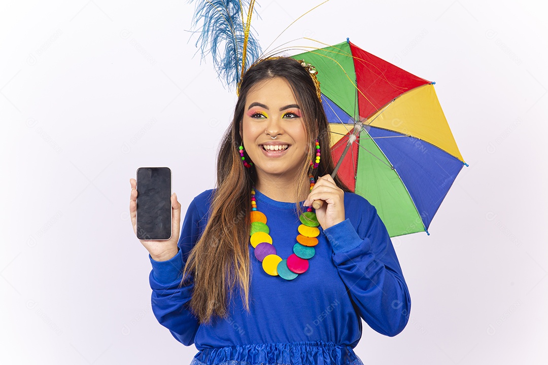 Linda jovem mulher com fantasia de carnaval segurando o celular.