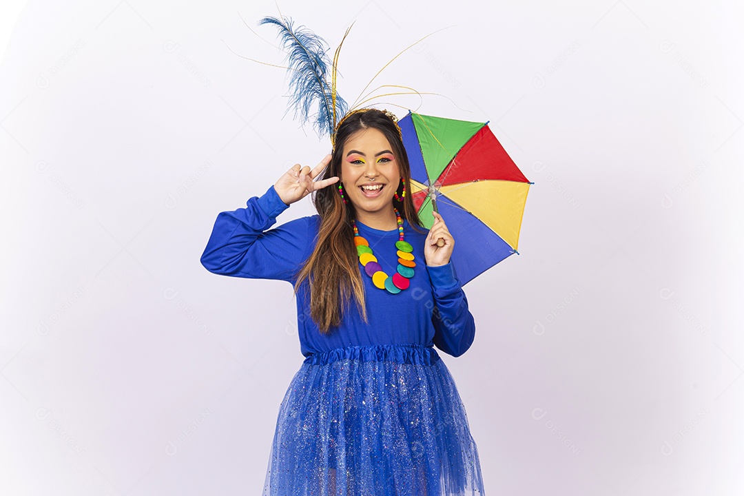 Linda jovem mulher com fantasia de carnaval  fundo branco.