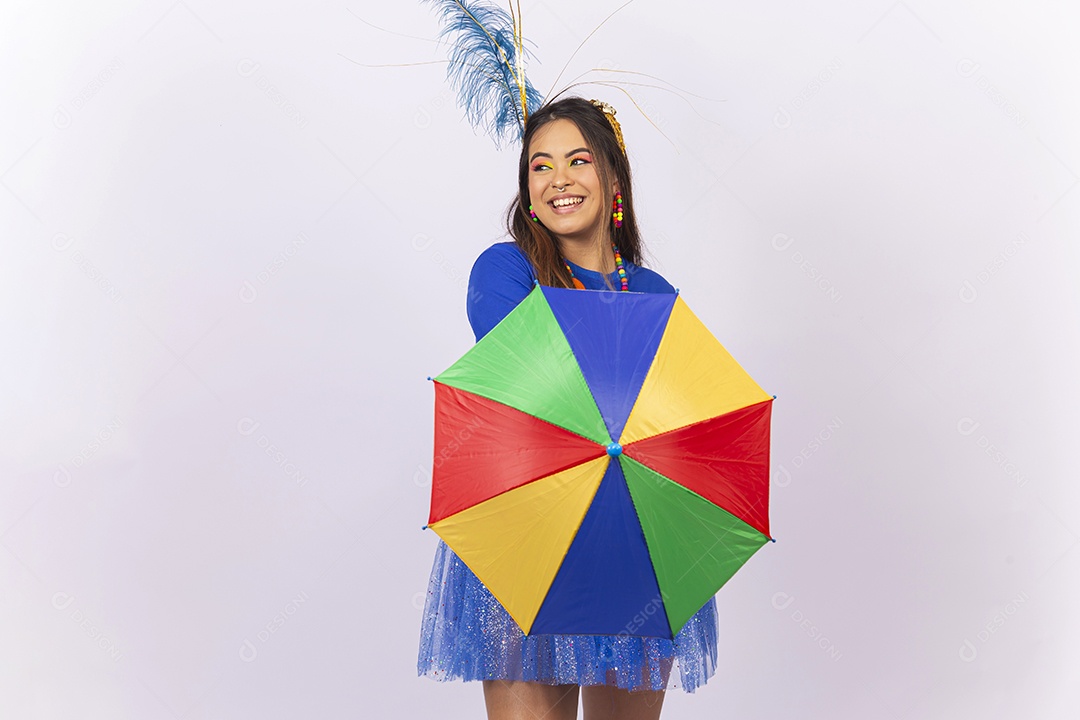 Linda jovem com fantasia de carnaval azul.