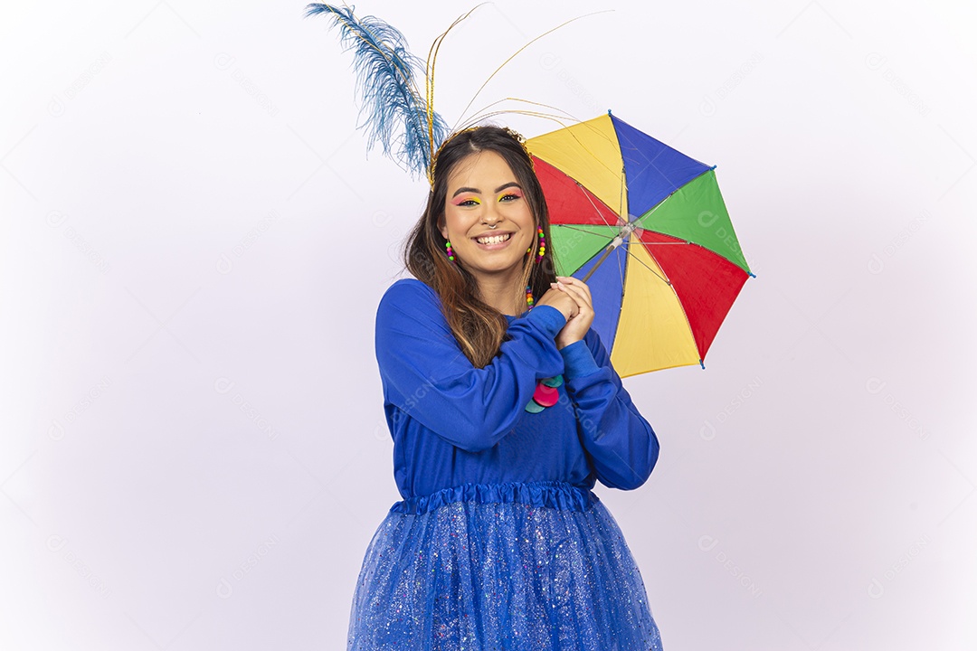 Linda jovem mulher com fantasia de carnaval  fundo branco.