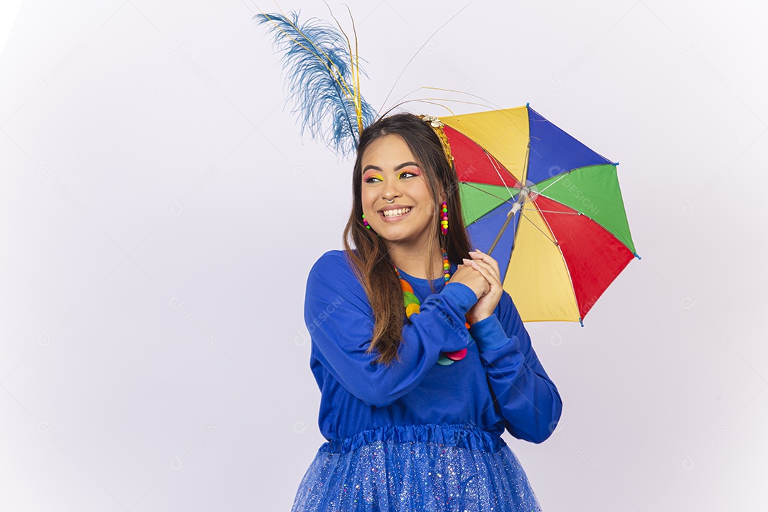 Linda jovem mulher com fantasia de carnaval  fundo branco.