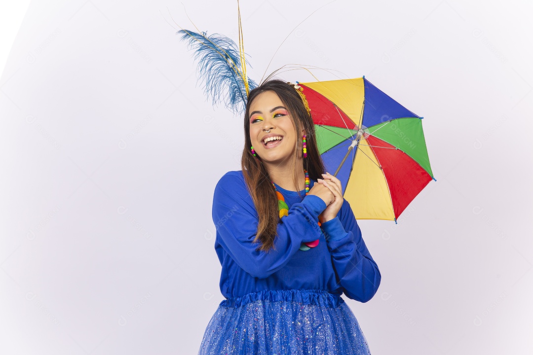 Linda jovem mulher com fantasia de carnaval  fundo branco.