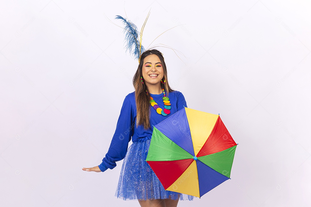 Linda jovem mulher com fantasia de carnaval  fundo branco.