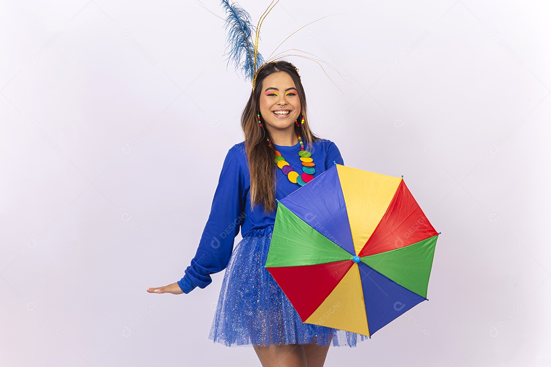 Linda jovem mulher com fantasia de carnaval  fundo branco.