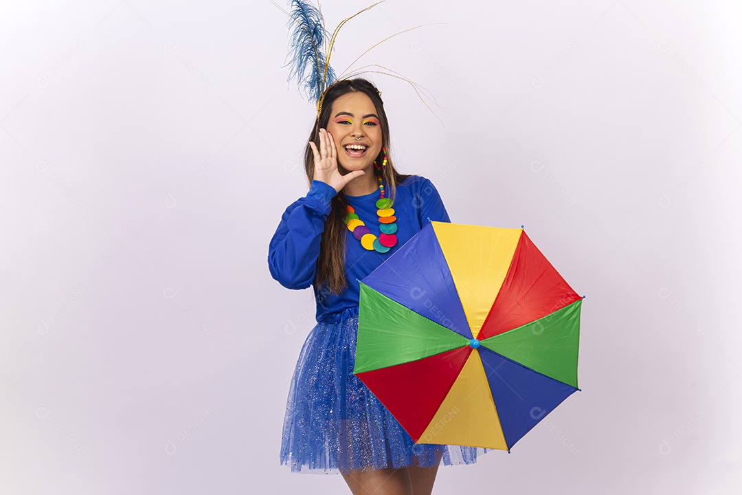 Linda jovem mulher com fantasia de carnaval  fundo branco.