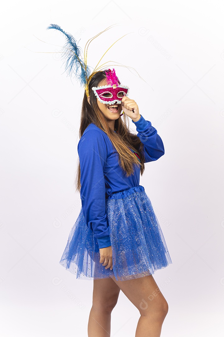 Linda mulher com máscara de carnaval  fundo branco.
