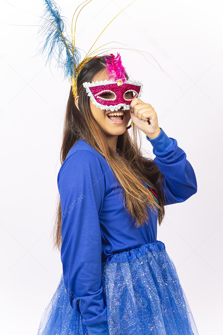 Linda jovem com máscara fantasia de carnaval.