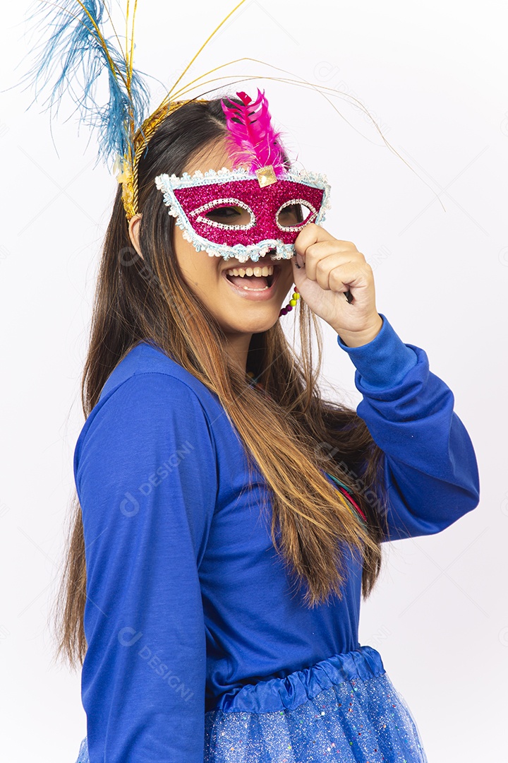 Linda mulher com máscara de carnaval  fundo branco.