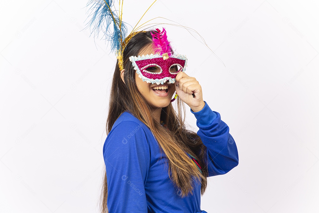 Linda mulher com máscara de carnaval  fundo branco.