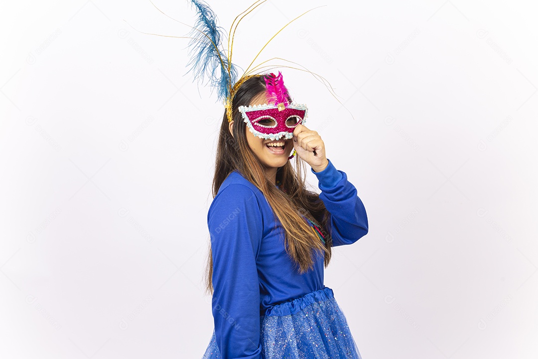 Linda mulher com máscara de carnaval  fundo branco.