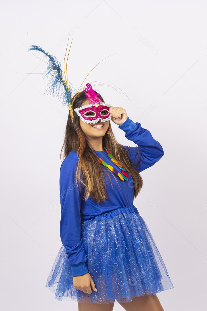 Linda mulher com máscara de carnaval  fundo branco.