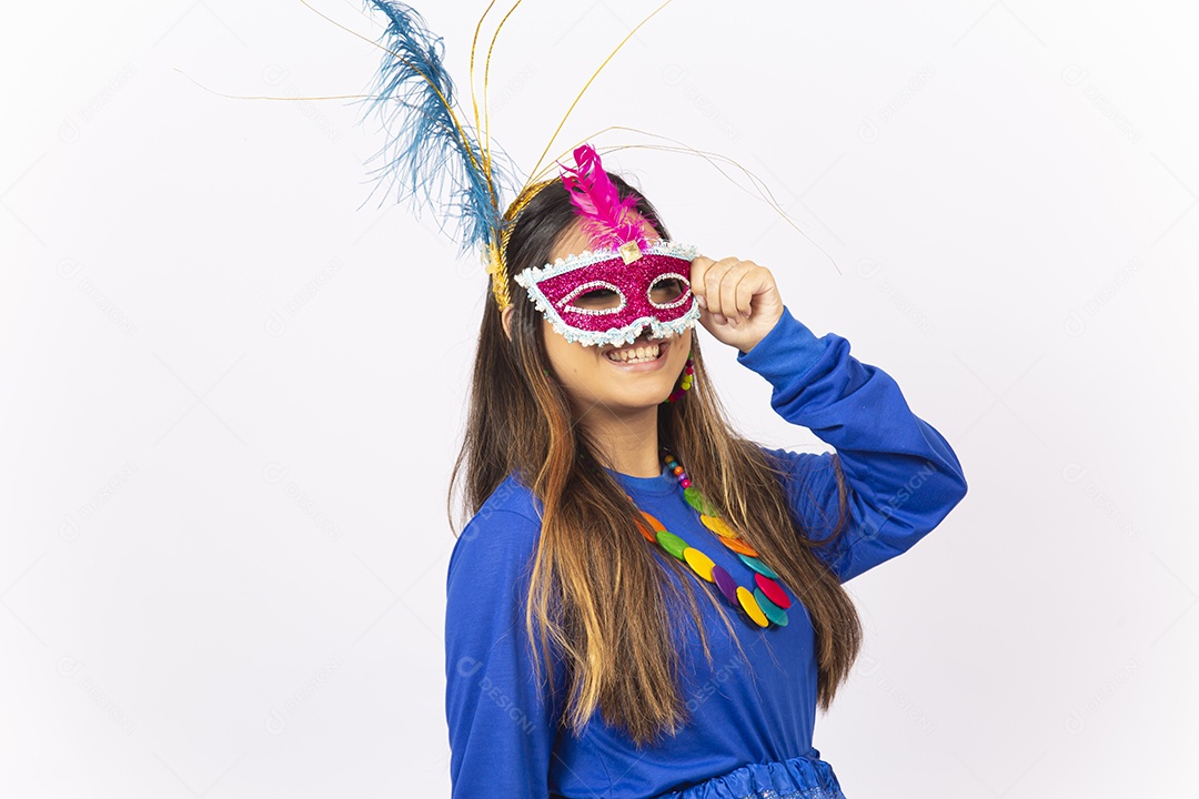 Linda mulher com máscara de carnaval  fundo branco.