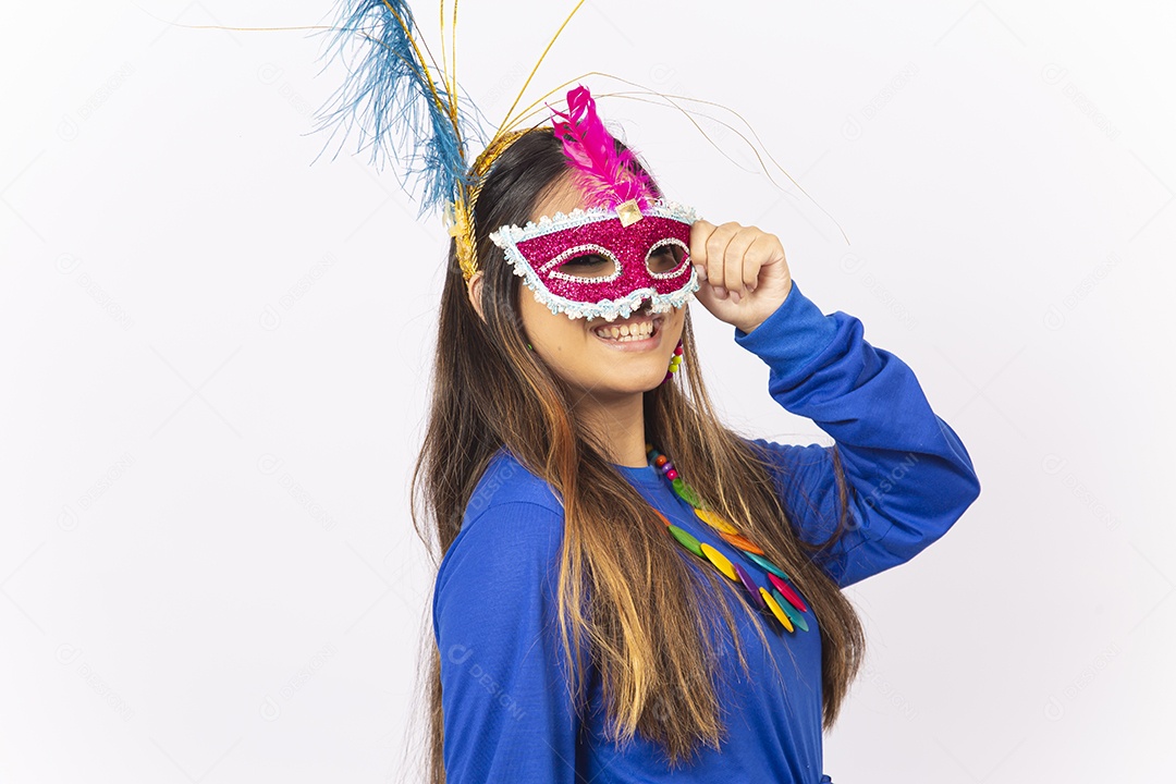Linda mulher com máscara de carnaval  fundo branco.