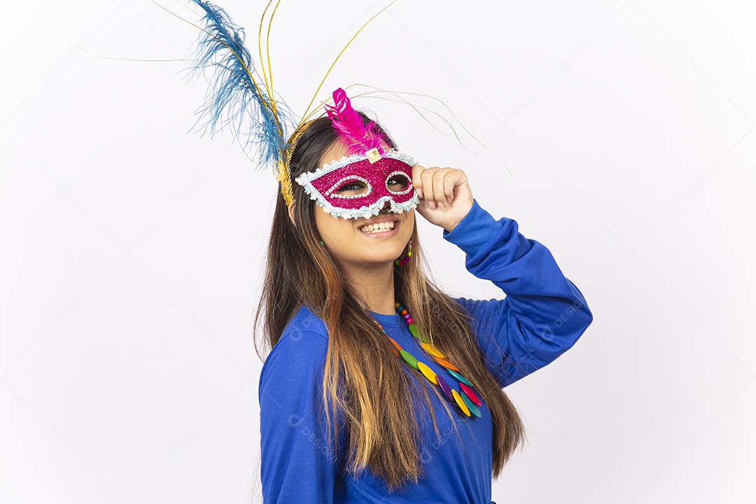 Linda mulher com máscara de carnaval  fundo branco.