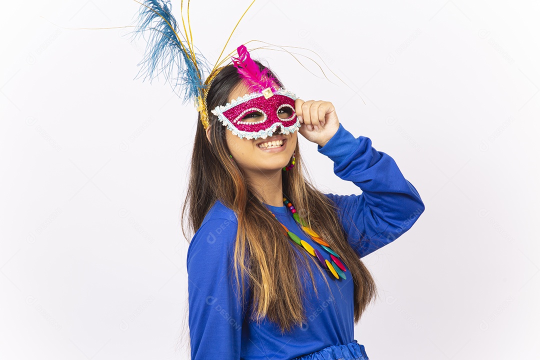 Linda mulher com máscara de carnaval  fundo branco.