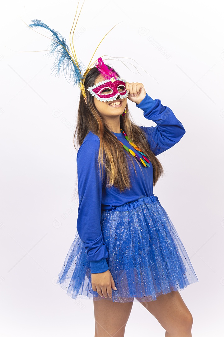 Linda mulher com máscara de carnaval  fundo branco.