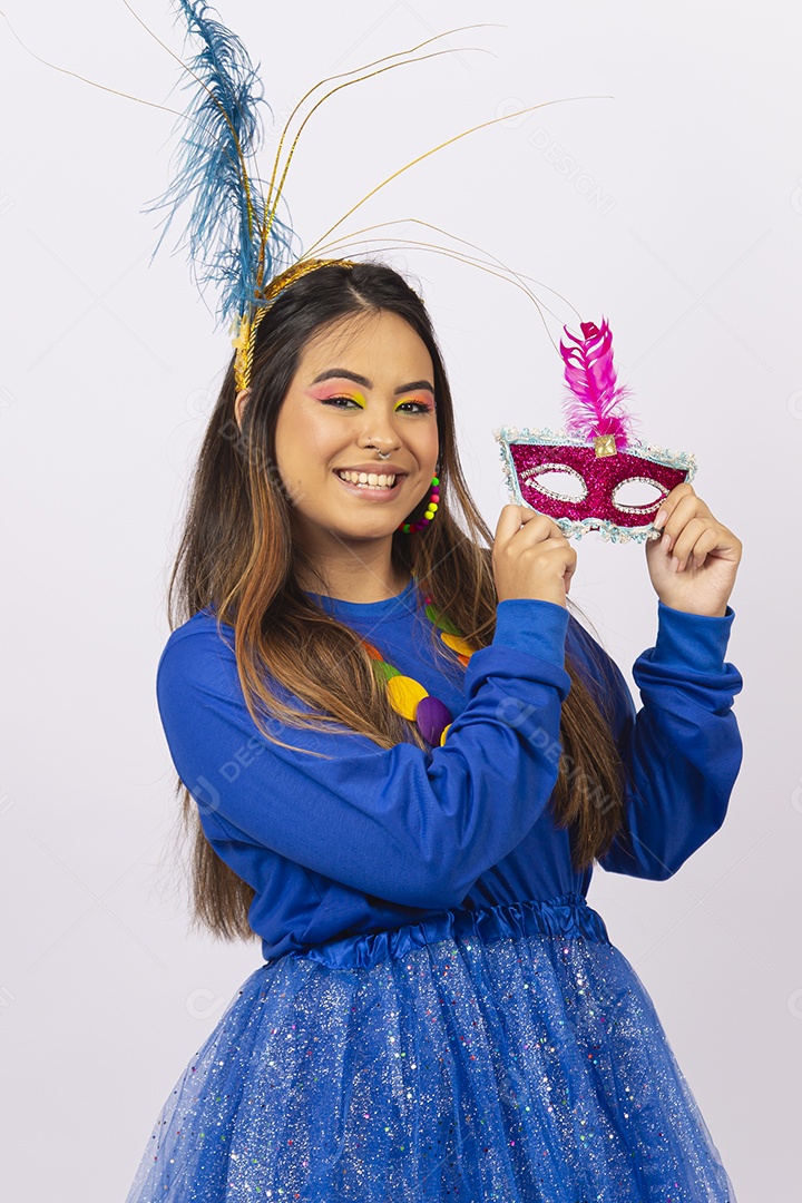 Linda mulher segurando máscara de carnaval  fundo branco.