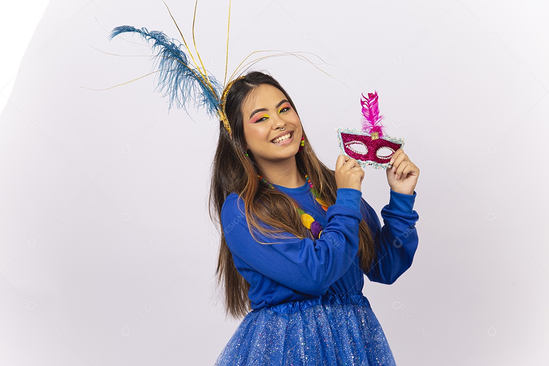 Linda mulher segurando máscara de carnaval  fundo branco.