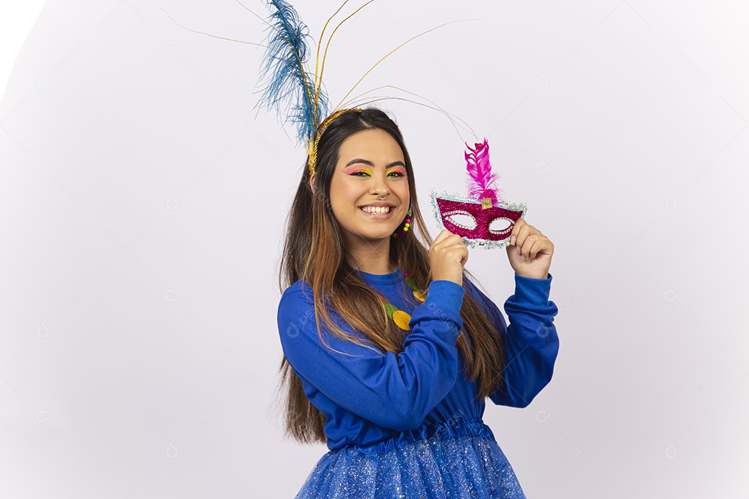 Linda mulher com máscara de carnaval  fundo branco.