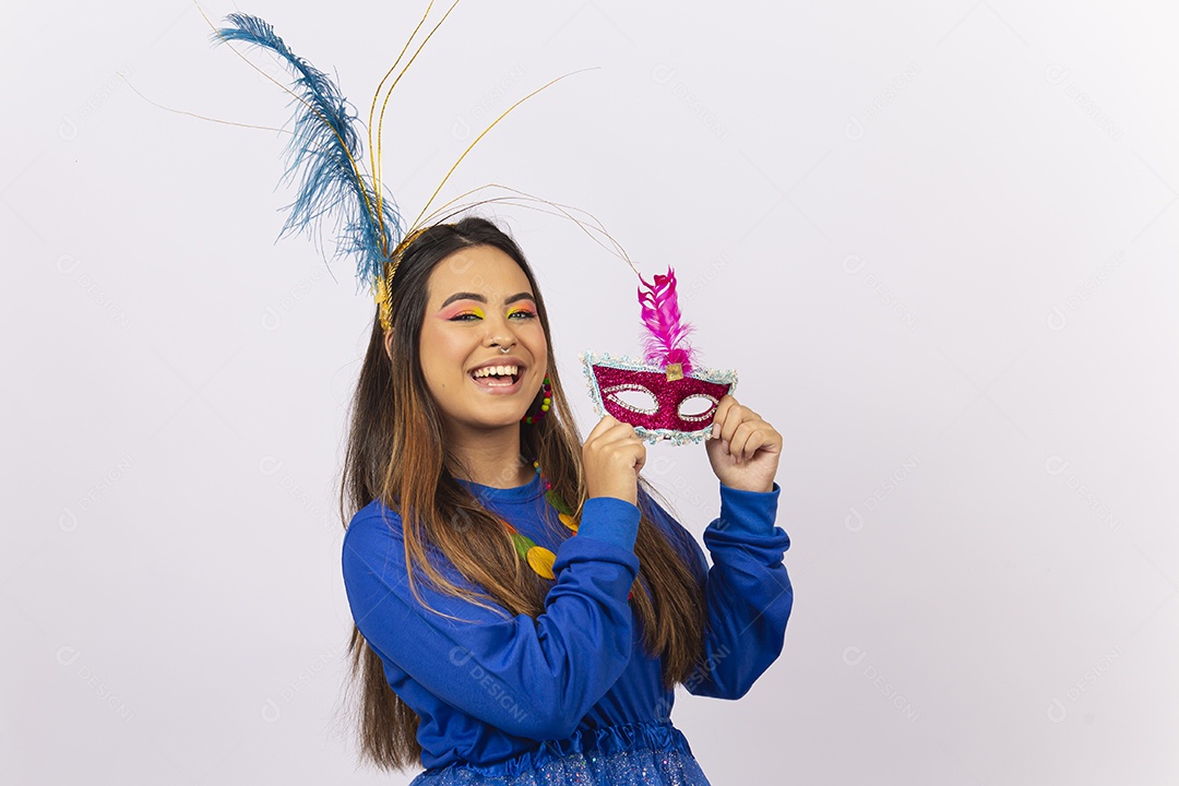 Linda mulher segurando máscara de carnaval  fundo branco.