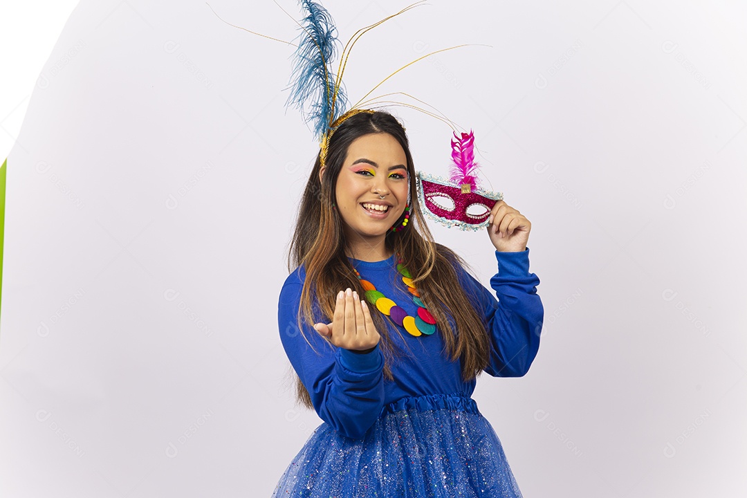 Linda jovem com fantasia de carnaval azul.