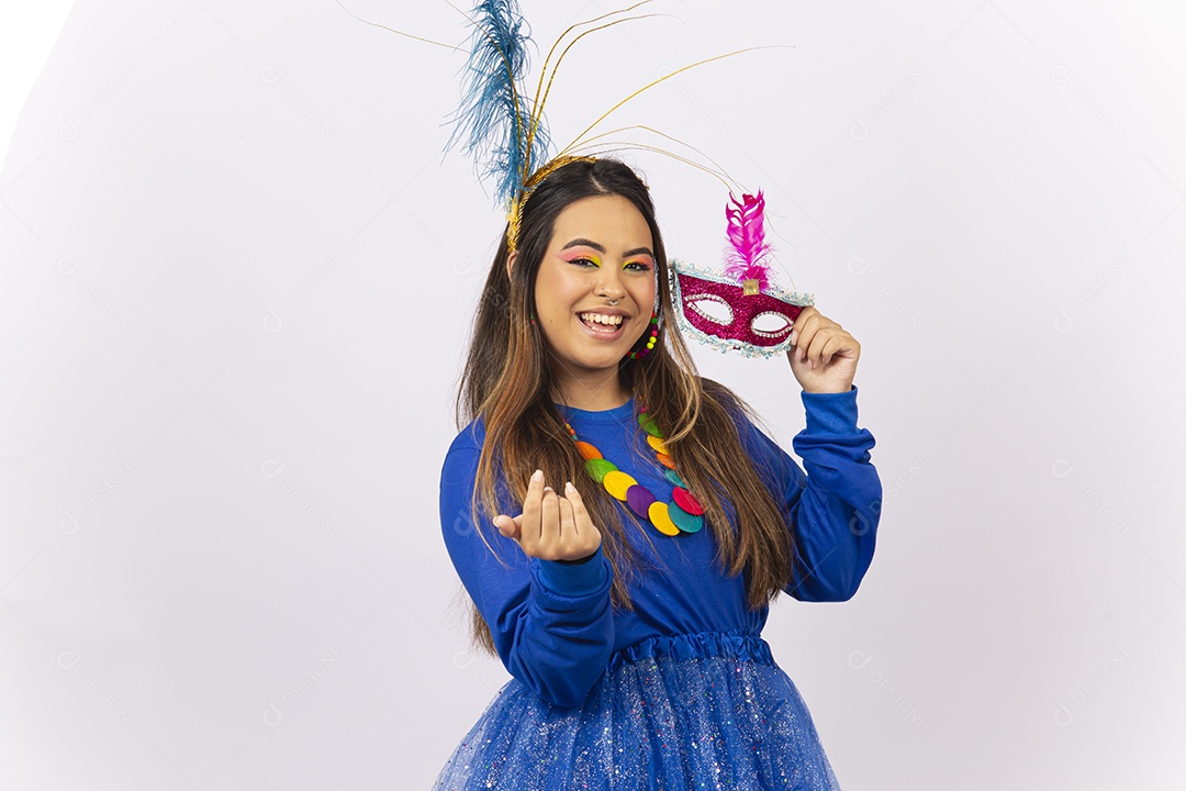 Linda mulher segurando máscara de carnaval  fundo branco.