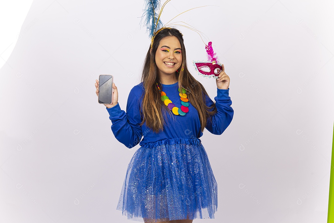 Linda jovem segurando celular com fantasia de carnaval azul.