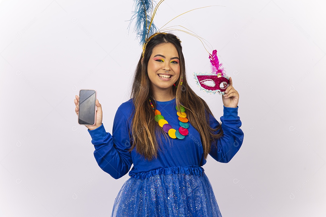 Linda jovem segurando celular com fantasia de carnaval azul.