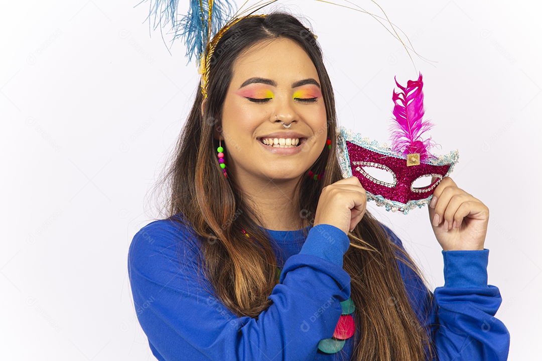 Linda jovem com máscara fantasia de carnaval.