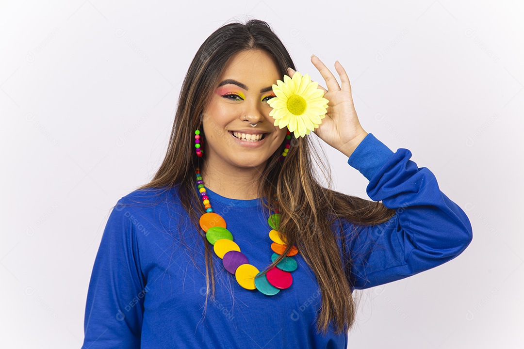 Linda jovem com fantasia de carnaval azul.