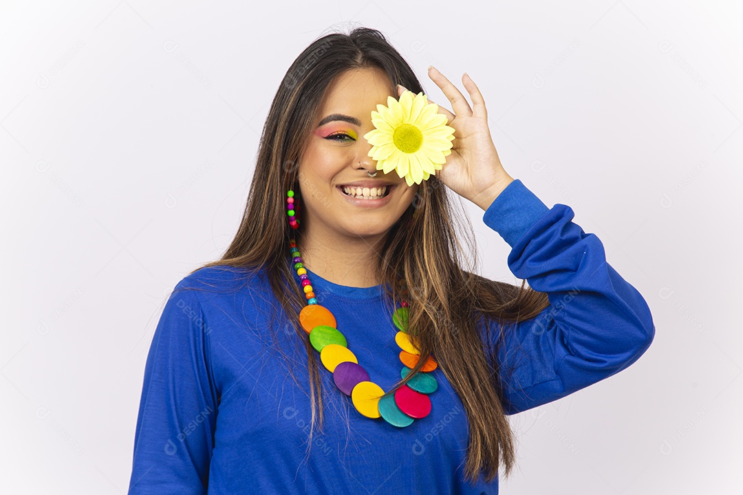 Linda jovem segurando uma flor amarela sobre o olho.