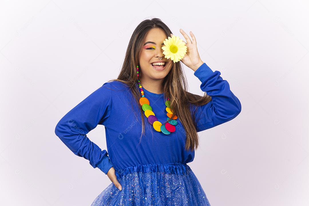 Linda jovem segurando uma flor amarela sobre o olho.