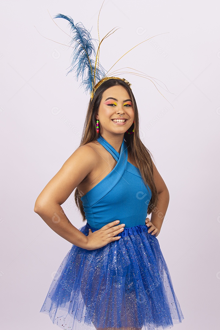 Linda jovem com fantasia de carnaval azul.