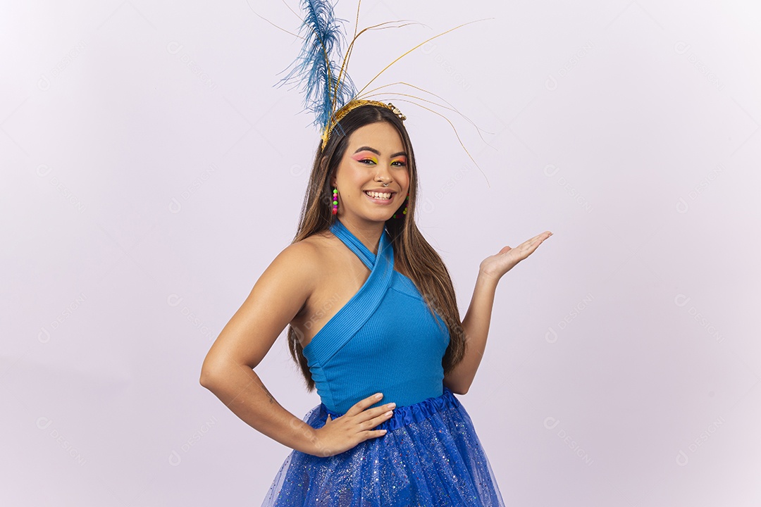 Linda jovem com fantasia de carnaval azul.