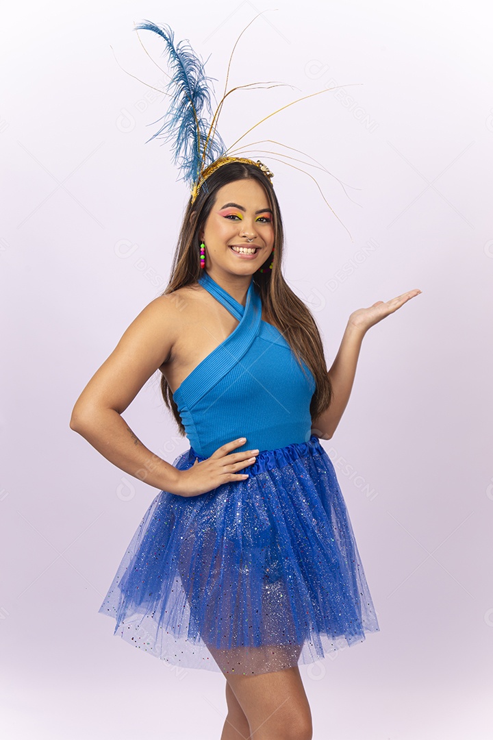 Linda jovem com fantasia de carnaval azul.