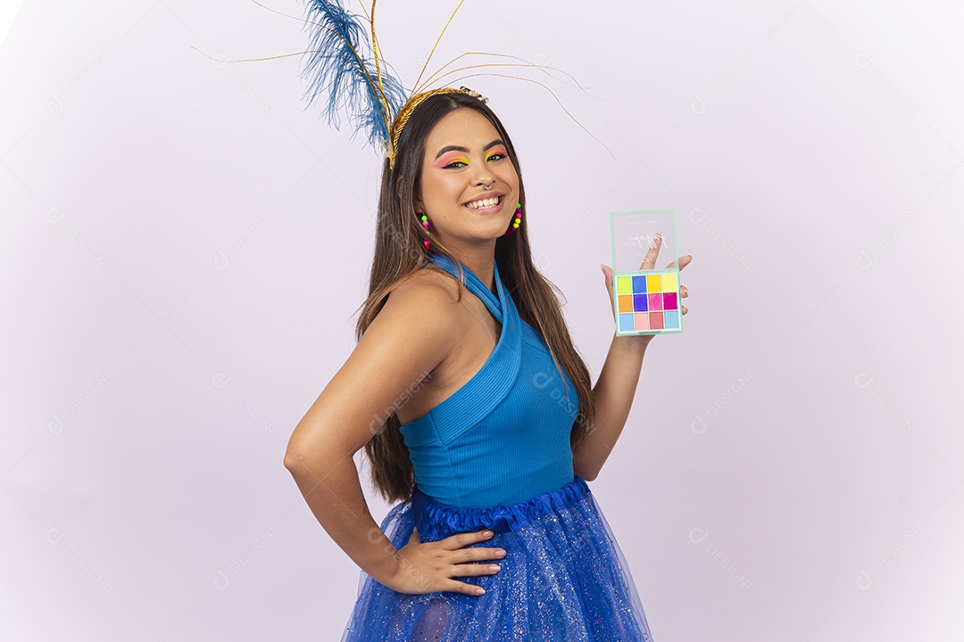 Linda jovem com fantasia de carnaval mostrando uma paleta colorida.