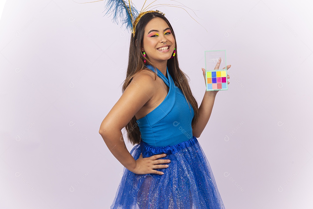 Linda jovem com fantasia de carnaval mostrando uma paleta colorida.