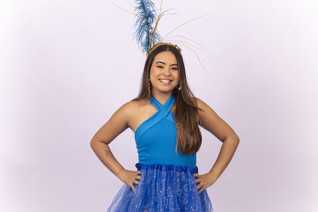 Linda jovem com fantasia de carnaval azul.