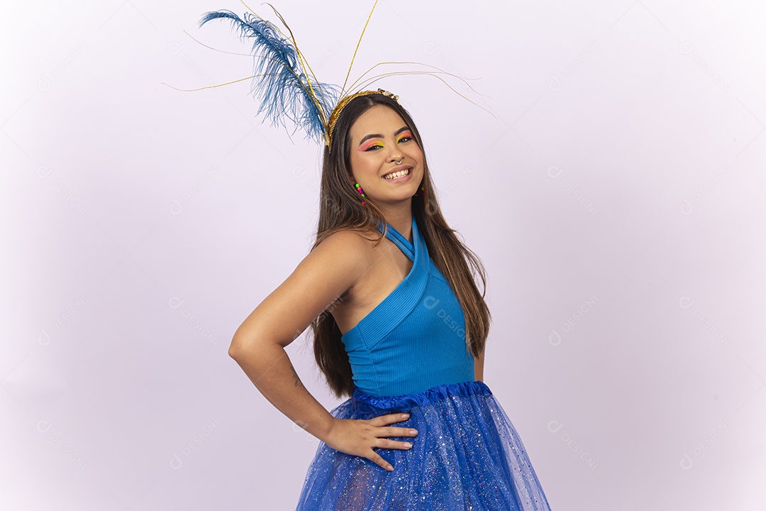Linda jovem com fantasia de carnaval azul.