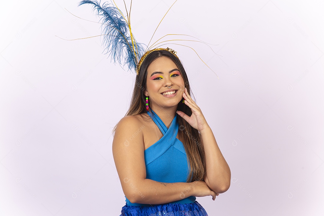 Linda jovem com fantasia de carnaval azul.