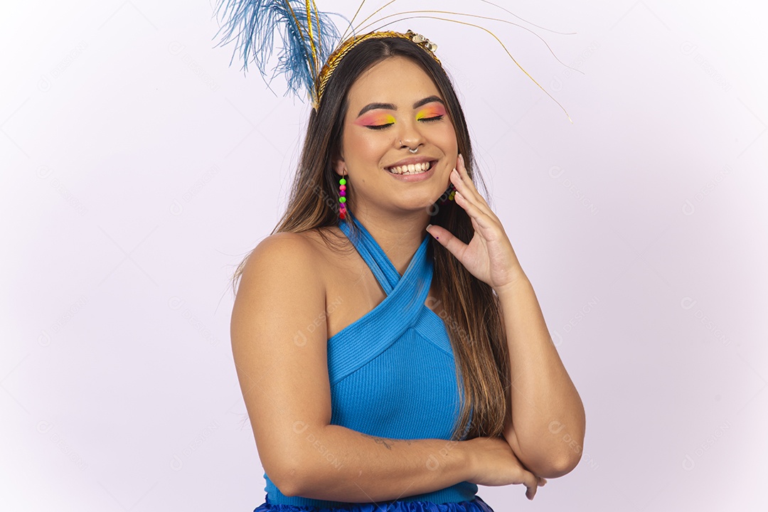 Linda jovem com fantasia de carnaval azul.