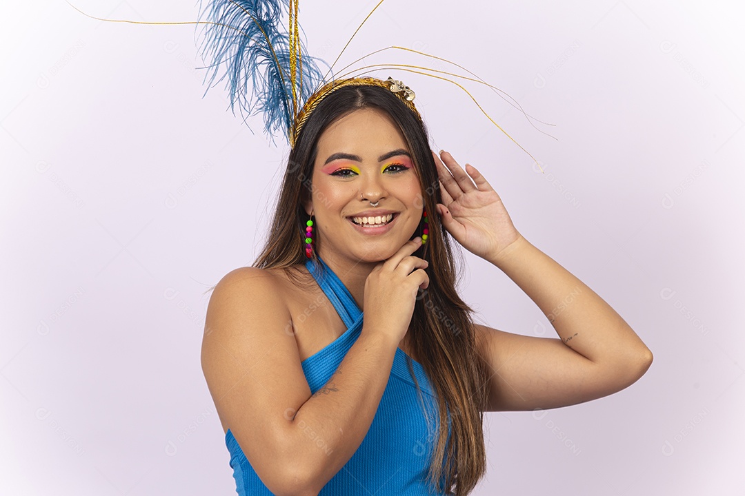 Linda jovem com fantasia de carnaval azul.