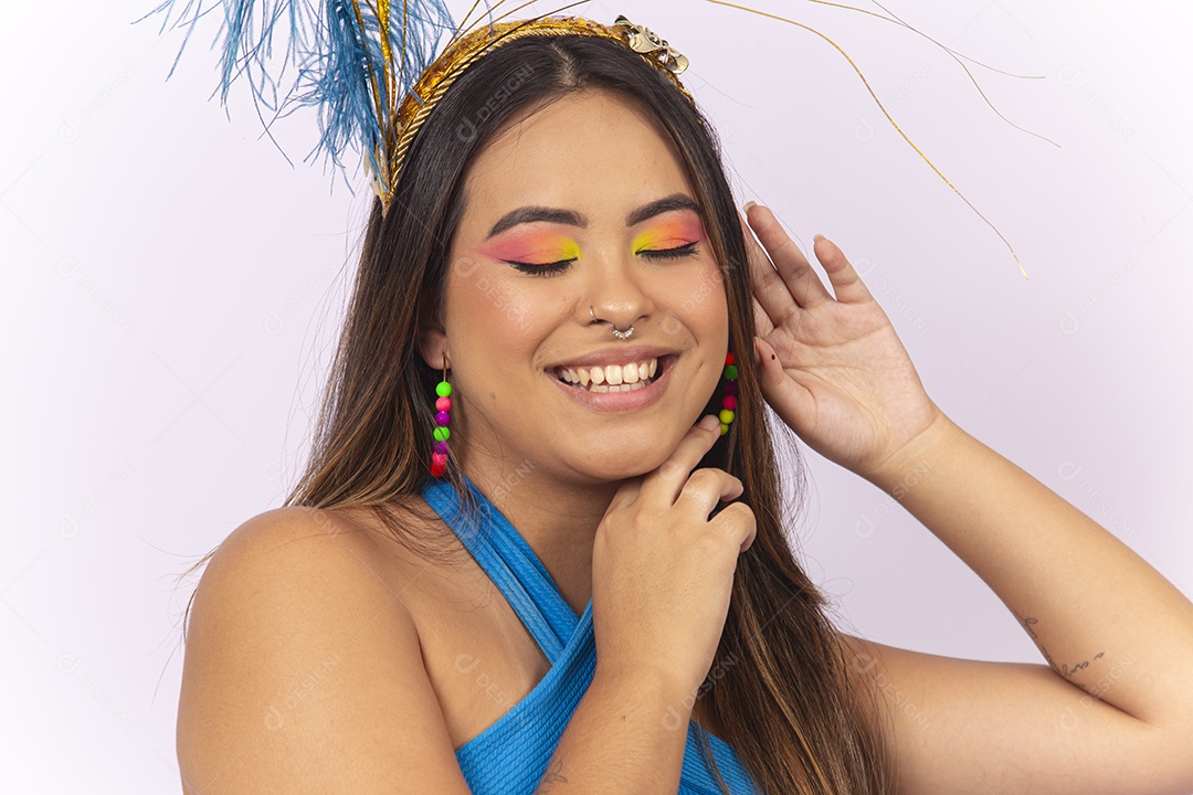 Linda jovem com fantasia de carnaval mostrando uma paleta colorida.