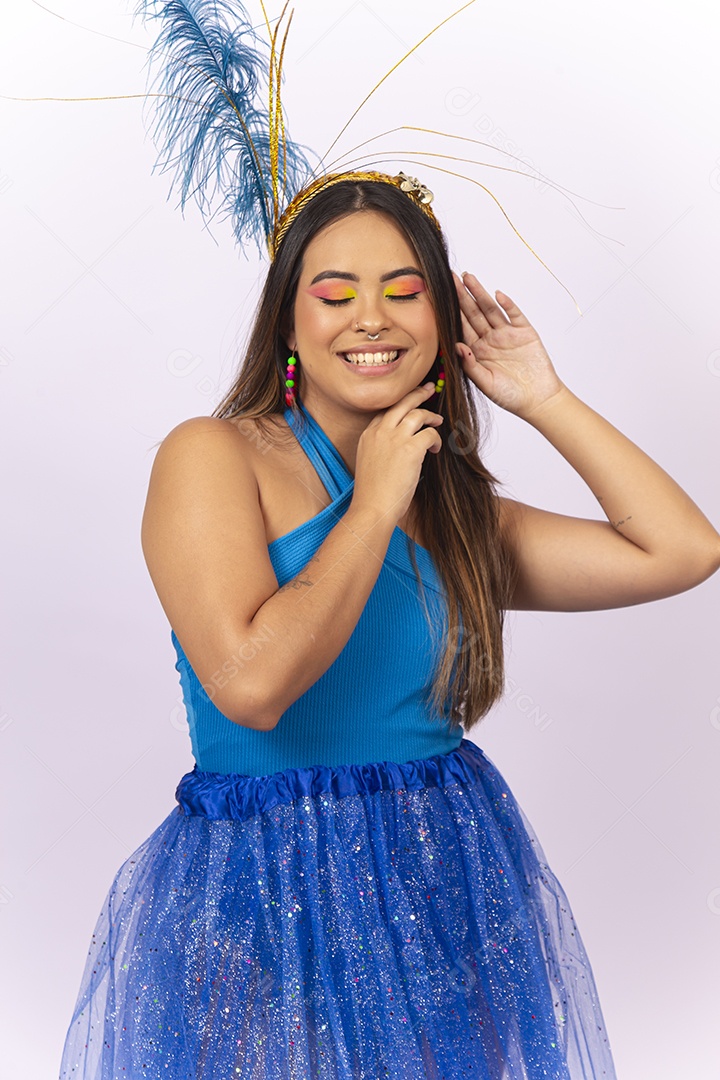 Linda jovem com fantasia de carnaval azul.