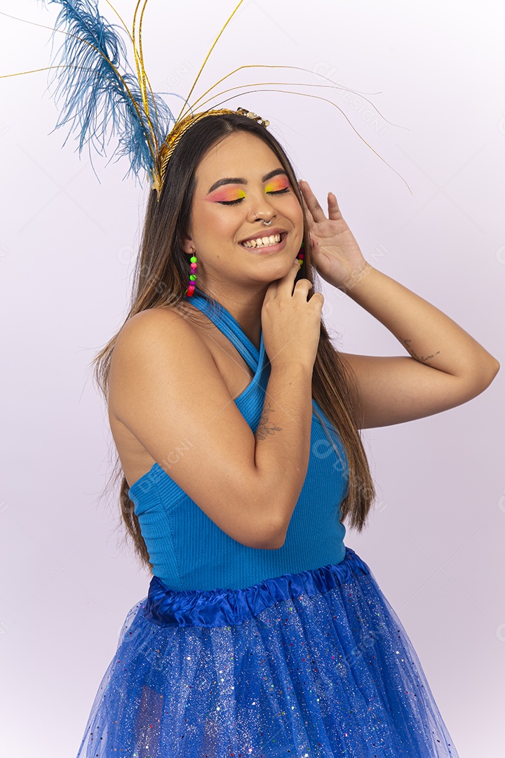 Linda jovem com fantasia de carnaval azul.