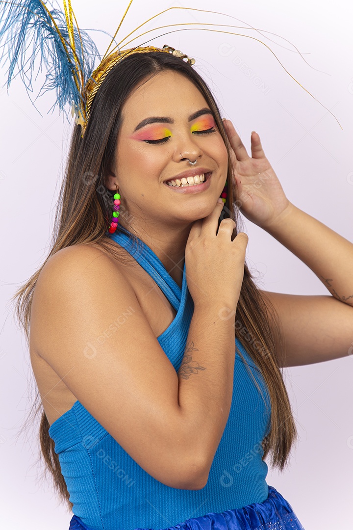 Linda jovem com fantasia de carnaval azul.